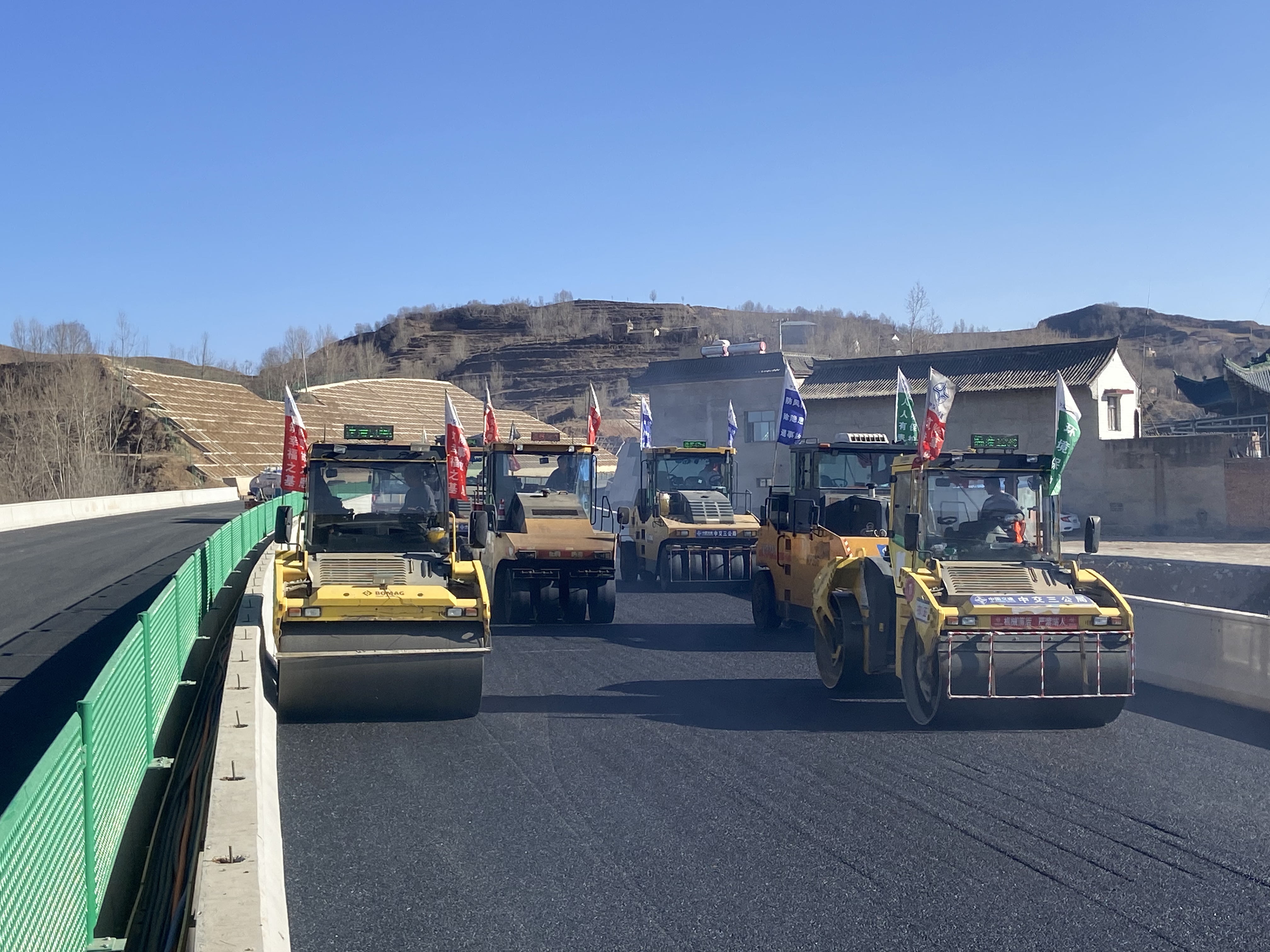 臨大項目路面鋪筑1 (1).jpg